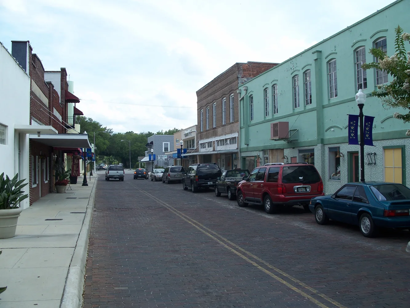 Brick street and historic storefronts in downtown Winter Garden